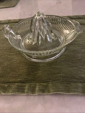 Vintage Clear Glass Citrus Juicer‎ Reamer w/ Handle and Pour Spout Ribbed Design